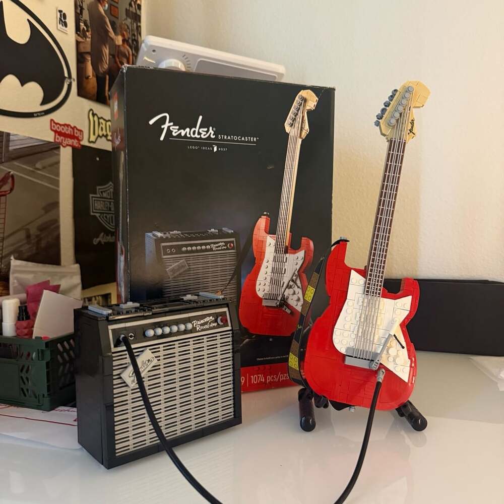 LEGO Fender Stratocaster Set 21329 mostly Built
Retired Product